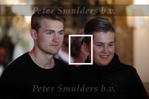 Volendam 22 mei 2019
Boekpresentatie Keje Molenaar bij dine en wine op de dijk in Volendam. Jan Smit presenteert het.
Matthijs de Ligt is er met zijn vriendin Annekee Molenaar