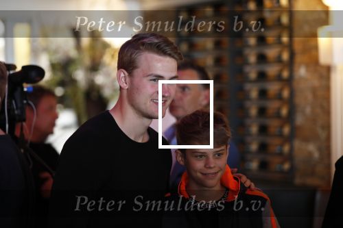Volendam 22 mei 2019
Boekpresentatie Keje Molenaar bij dine en wine op de dijk in Volendam. Jan Smit presenteert het.
Matthijs de Ligt is er met zijn vriendin Annekee Molenaar