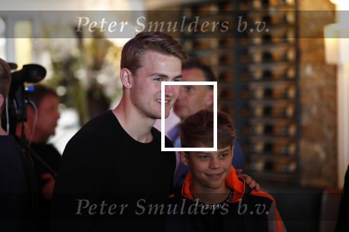 Volendam 22 mei 2019
Boekpresentatie Keje Molenaar bij dine en wine op de dijk in Volendam. Jan Smit presenteert het.
Matthijs de Ligt is er met zijn vriendin Annekee Molenaar