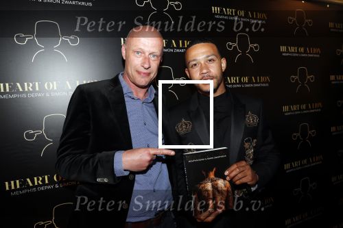 Amsterdam 28 mei 2019
Boekpresentatie Memphis Depay (heart of a lion) in het W hotel. Memphis met schrijver Simon Zwartkruis.