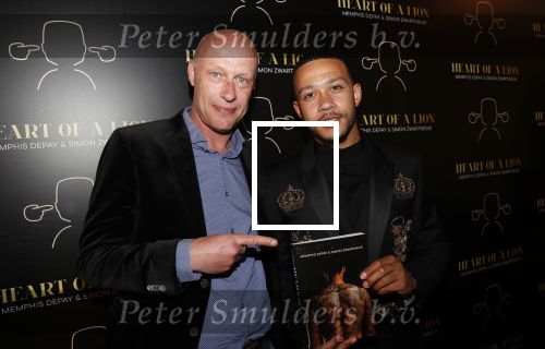 Amsterdam 28 mei 2019
Boekpresentatie Memphis Depay (heart of a lion) in het W hotel. Memphis met schrijver Simon Zwartkruis.