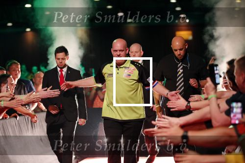 Zwolle 26 mei 2019
Raymond v Barneveld VS Michael v Gerwen op the dutch masters.
Michael zijn vrouw Daphne v Gerwen en Raymond zijn nieuwe vriendin Julia zijn ook aanwezig alsmede de manager van raymond , Jerry v Vianen