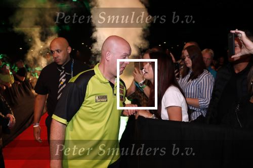 Zwolle 26 mei 2019
Raymond v Barneveld VS Michael v Gerwen op the dutch masters.
Michael zijn vrouw Daphne v Gerwen en Raymond zijn nieuwe vriendin Julia zijn ook aanwezig alsmede de manager van raymond , Jerry v Vianen