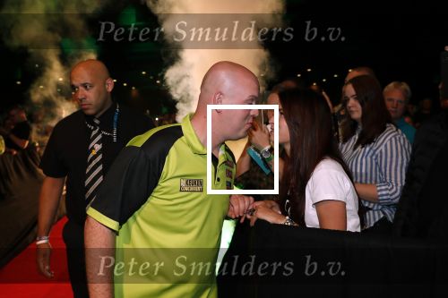 Zwolle 26 mei 2019
Raymond v Barneveld VS Michael v Gerwen op the dutch masters.
Michael zijn vrouw Daphne v Gerwen en Raymond zijn nieuwe vriendin Julia zijn ook aanwezig alsmede de manager van raymond , Jerry v Vianen