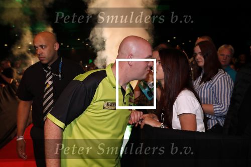 Zwolle 26 mei 2019
Raymond v Barneveld VS Michael v Gerwen op the dutch masters.
Michael zijn vrouw Daphne v Gerwen en Raymond zijn nieuwe vriendin Julia zijn ook aanwezig alsmede de manager van raymond , Jerry v Vianen