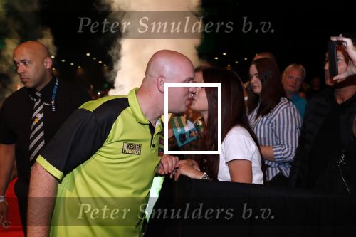 Zwolle 26 mei 2019
Raymond v Barneveld VS Michael v Gerwen op the dutch masters.
Michael zijn vrouw Daphne v Gerwen en Raymond zijn nieuwe vriendin Julia zijn ook aanwezig alsmede de manager van raymond , Jerry v Vianen