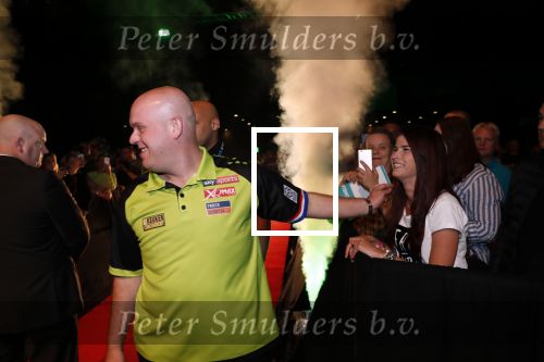 Zwolle 26 mei 2019
Raymond v Barneveld VS Michael v Gerwen op the dutch masters.
Michael zijn vrouw Daphne v Gerwen en Raymond zijn nieuwe vriendin Julia zijn ook aanwezig alsmede de manager van raymond , Jerry v Vianen