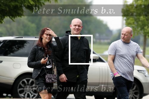Zwolle 26 mei 2019
Raymond v Barneveld VS Michael v Gerwen op the dutch masters.
Michael zijn vrouw Daphne v Gerwen en Raymond zijn nieuwe vriendin Julia zijn ook aanwezig alsmede de manager van raymond , Jerry v Vianen