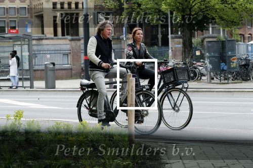 Amsterdam 25 mei 2019
Nada v Nie met haar man op de fiets in Amsterdam