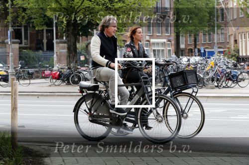 Amsterdam 25 mei 2019
Nada v Nie met haar man op de fiets in Amsterdam