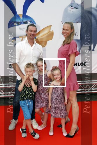Amsterdam 2 juni 2019
Premiere huisdiergeheimen 2 in pathe arena. Nicolette Kluijver kwam met haar man en hun 3 kinderen