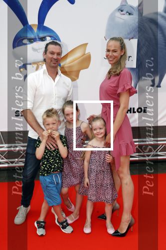 Amsterdam 2 juni 2019
Premiere huisdiergeheimen 2 in pathe arena. Nicolette Kluijver kwam met haar man en hun 3 kinderen