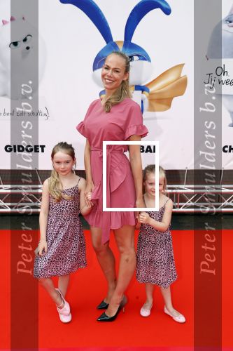Amsterdam 2 juni 2019
Premiere huisdiergeheimen 2 in pathe arena. Nicolette Kluijver kwam met haar man en hun 3 kinderen
