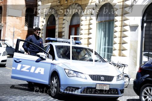 Rome mei 2019
Prinses Christina woont tegenwoordig in een appartement/penthouse in Rome.
Er zitten verschillende leuke winkeltjes in de buurt. Ook het collosseum ligt bij haar om de hoek. De politie reed heel vaak door haar straat.