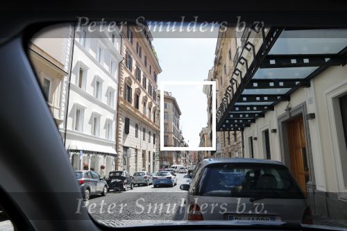 Rome mei 2019
Prinses Christina woont tegenwoordig in een appartement/penthouse in Rome.
Er zitten verschillende leuke winkeltjes in de buurt. Ook het collosseum ligt bij haar om de hoek. De politie reed heel vaak door haar straat.