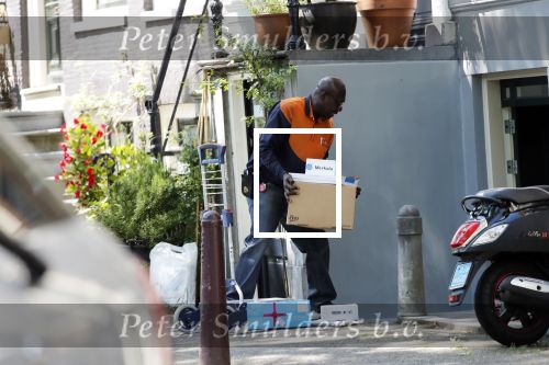 Amsterdam 24 mei 2019
Gigi Ravelli en haar vriend Roger Hodenius bij hun huis. post NL bezorgt pakketjes