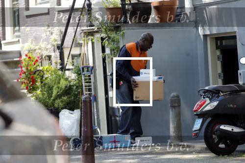 Amsterdam 24 mei 2019
Gigi Ravelli en haar vriend Roger Hodenius bij hun huis. post NL bezorgt pakketjes