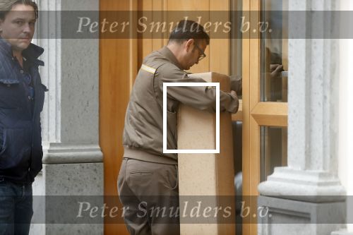 Rome mei 2019
Prinses Christina woont tegenwoordig in een appartement/penthouse in Rome.
Er zitten verschillende leuke winkeltjes in de buurt. Ook het collosseum ligt bij haar om de hoek. Bezorger UPS brengt pakketje bij Prinses Christina (links Matthijs Albers)