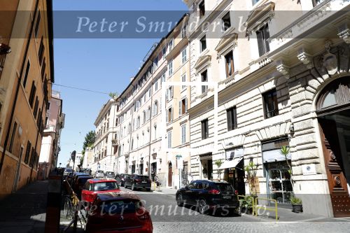 Rome mei 2019
Prinses Christina woont tegenwoordig in een appartement/penthouse in Rome.
Er zitten verschillende leuke winkeltjes in de buurt. Ook het collosseum ligt bij haar om de hoek.