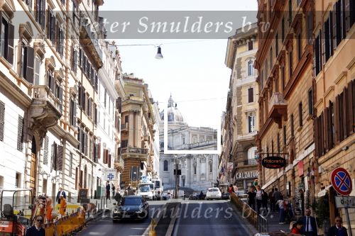 Rome mei 2019
Prinses Christina woont tegenwoordig in een appartement/penthouse in Rome.
Er zitten verschillende leuke winkeltjes in de buurt. Ook het collosseum ligt bij haar om de hoek.