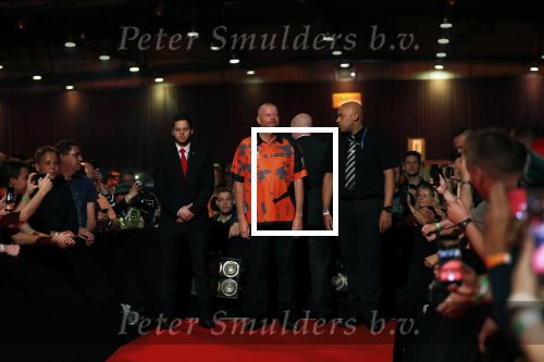 Zwolle 26 mei 2019
Raymond v Barneveld VS Michael v Gerwen op the dutch masters.
Michael zijn vrouw Daphne v Gerwen en Raymond zijn nieuwe vriendin Julia zijn ook aanwezig alsmede de manager van raymond , Jerry v Vianen