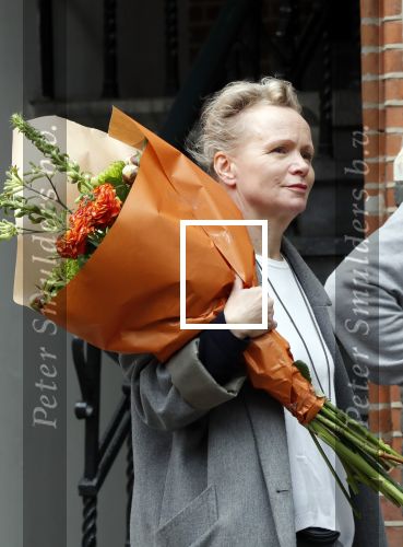Amsterdam 20 mei 2019
Renee Soutendijk met bos bloemen op straat in Amsterdam zuid.