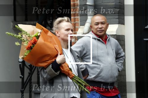 Amsterdam 20 mei 2019
Renee Soutendijk met bos bloemen op straat in Amsterdam zuid.