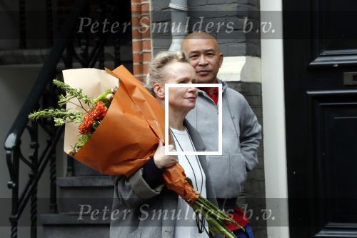 Amsterdam 20 mei 2019
Renee Soutendijk met bos bloemen op straat in Amsterdam zuid.