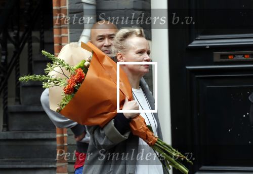Amsterdam 20 mei 2019
Renee Soutendijk met bos bloemen op straat in Amsterdam zuid.