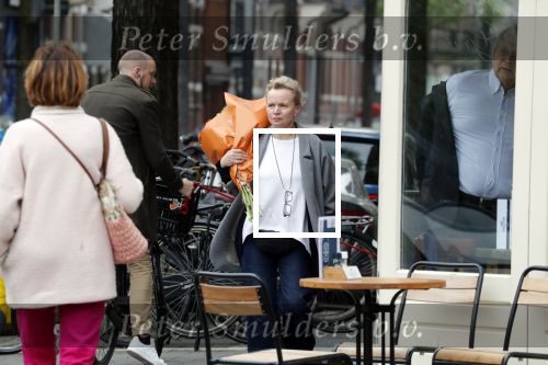 Amsterdam 20 mei 2019
Renee Soutendijk met bos bloemen op straat in Amsterdam zuid.