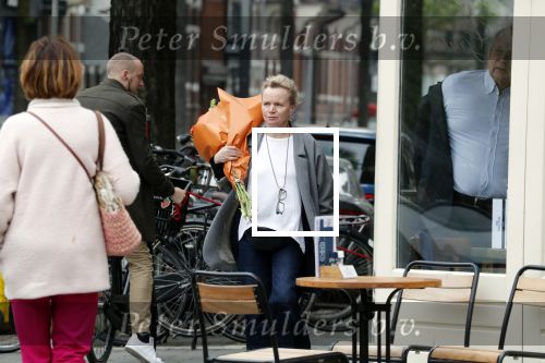 Amsterdam 20 mei 2019
Renee Soutendijk met bos bloemen op straat in Amsterdam zuid.