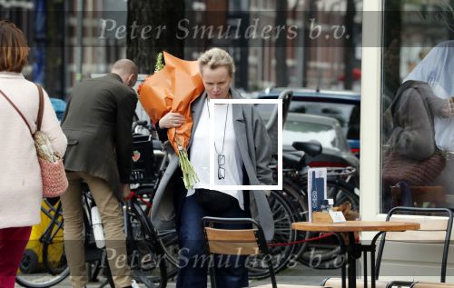 Amsterdam 20 mei 2019
Renee Soutendijk met bos bloemen op straat in Amsterdam zuid.