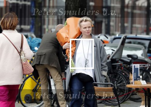 Amsterdam 20 mei 2019
Renee Soutendijk met bos bloemen op straat in Amsterdam zuid.