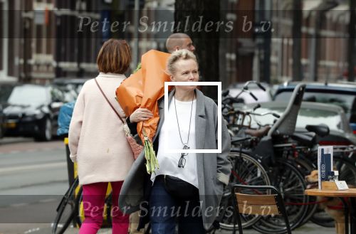 Amsterdam 20 mei 2019
Renee Soutendijk met bos bloemen op straat in Amsterdam zuid.