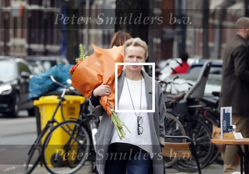 Amsterdam 20 mei 2019
Renee Soutendijk met bos bloemen op straat in Amsterdam zuid.