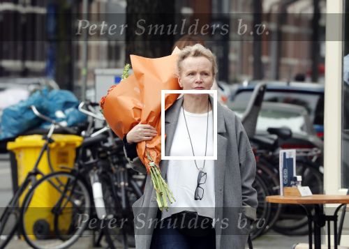 Amsterdam 20 mei 2019
Renee Soutendijk met bos bloemen op straat in Amsterdam zuid.
