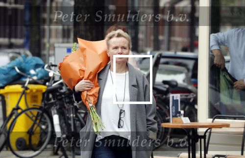 Amsterdam 20 mei 2019
Renee Soutendijk met bos bloemen op straat in Amsterdam zuid.