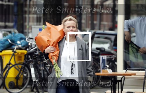 Amsterdam 20 mei 2019
Renee Soutendijk met bos bloemen op straat in Amsterdam zuid.
