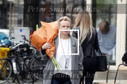 Amsterdam 20 mei 2019
Renee Soutendijk met bos bloemen op straat in Amsterdam zuid.