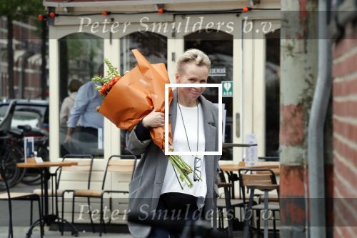 Amsterdam 20 mei 2019
Renee Soutendijk met bos bloemen op straat in Amsterdam zuid.