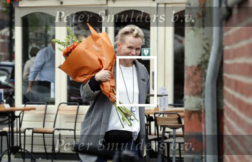 Amsterdam 20 mei 2019
Renee Soutendijk met bos bloemen op straat in Amsterdam zuid.