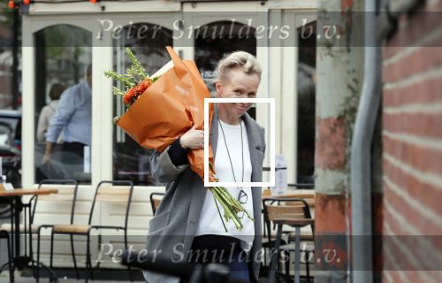 Amsterdam 20 mei 2019
Renee Soutendijk met bos bloemen op straat in Amsterdam zuid.
