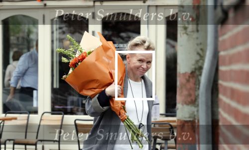 Amsterdam 20 mei 2019
Renee Soutendijk met bos bloemen op straat in Amsterdam zuid.