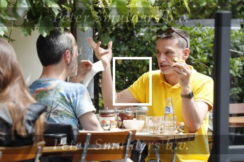 Amsterdam 27 mei 2019
Rolf Snoeren met zijn partner op terras.