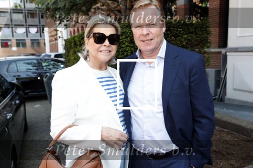 Amsterdam 29 mei 2019
10 jaar magazine Helden geporesnteerd bij Gassan Diamonds.
Frits en Barbara Barend praten met inge de Bruijn Ronald Koeman en Giovanni Bronkhorst. Ronald kwam met zijn vrouw Bartina