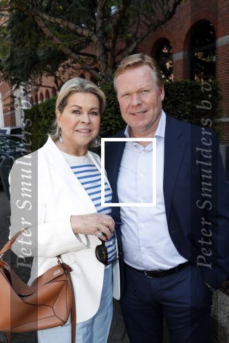 Amsterdam 29 mei 2019
10 jaar magazine Helden geporesnteerd bij Gassan Diamonds.
Frits en Barbara Barend praten met inge de Bruijn Ronald Koeman en Giovanni Bronkhorst. Ronald kwam met zijn vrouw Bartina