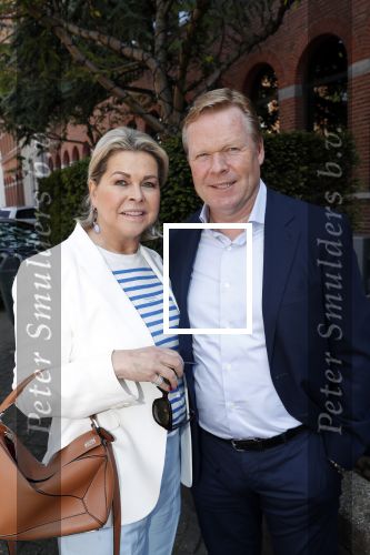 Amsterdam 29 mei 2019
10 jaar magazine Helden geporesnteerd bij Gassan Diamonds.
Frits en Barbara Barend praten met inge de Bruijn Ronald Koeman en Giovanni Bronkhorst. Ronald kwam met zijn vrouw Bartina