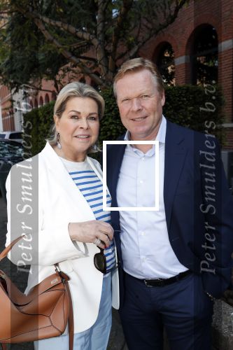 Amsterdam 29 mei 2019
10 jaar magazine Helden geporesnteerd bij Gassan Diamonds.
Frits en Barbara Barend praten met inge de Bruijn Ronald Koeman en Giovanni Bronkhorst. Ronald kwam met zijn vrouw Bartina