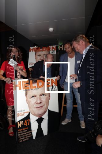Amsterdam 29 mei 2019
10 jaar magazine Helden geporesnteerd bij Gassan Diamonds.
Frits en Barbara Barend praten met inge de Bruijn Ronald Koeman en Giovanni Bronkhorst.