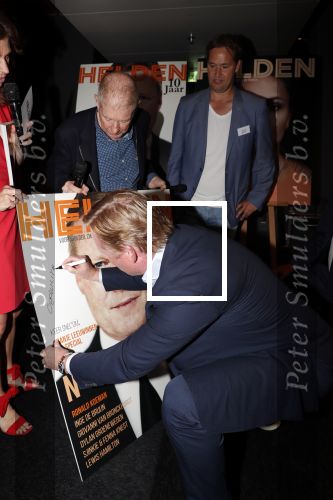 Amsterdam 29 mei 2019
10 jaar magazine Helden geporesnteerd bij Gassan Diamonds.
Frits en Barbara Barend praten met inge de Bruijn Ronald Koeman en Giovanni Bronkhorst.